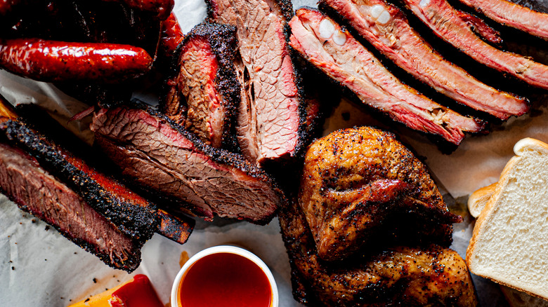 barbecue platter with white bread