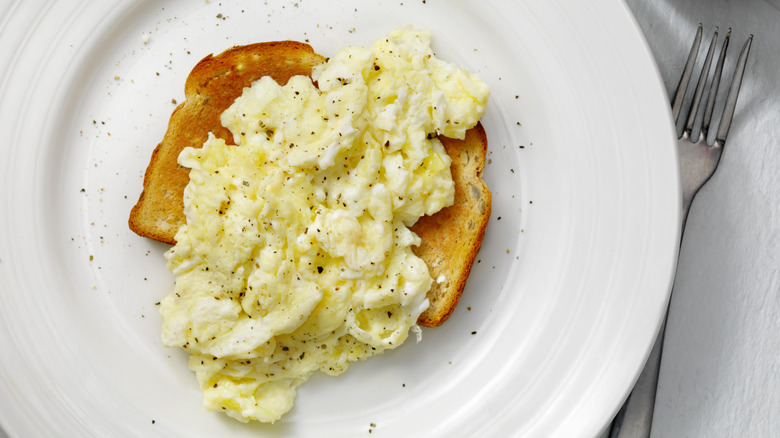 scrambled eggs on toast 