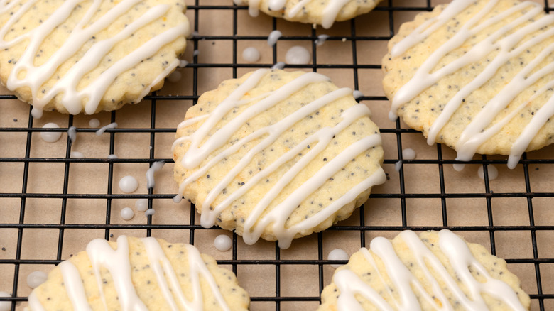 lemon poppyseed shortbread cookie