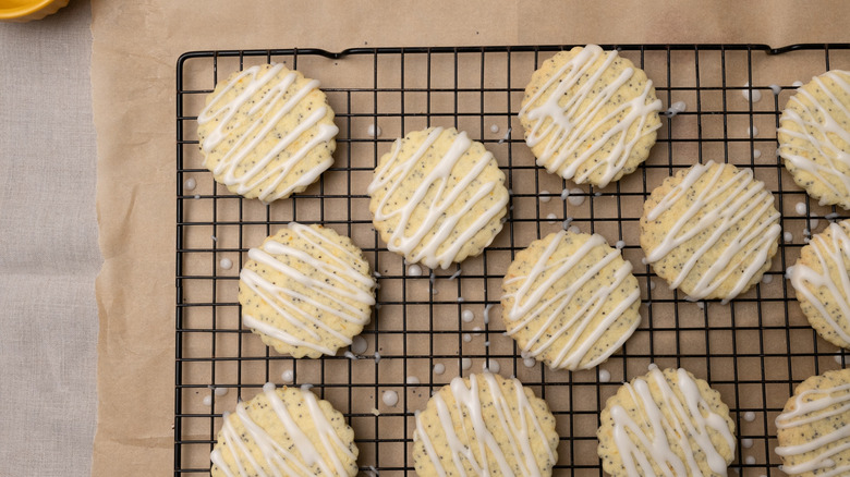 lemon poppyseed shortbread cookies on wire rack