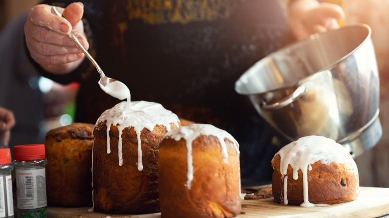 Drizzling icing on round cakes