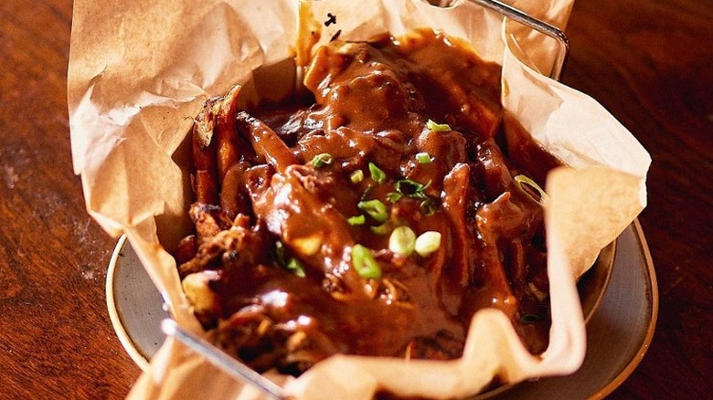 a dish of poutine with gravy 