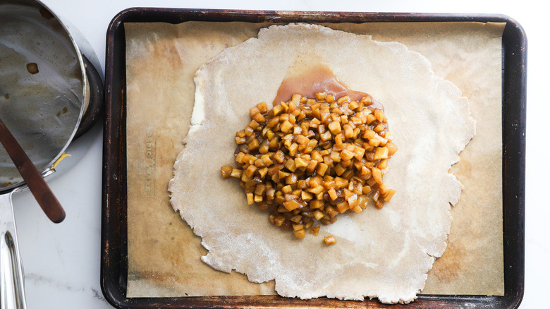 apple filling on dough for crostata 