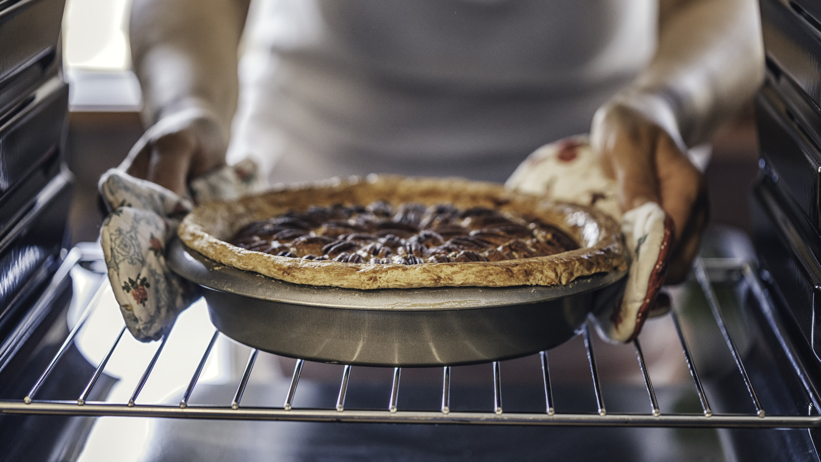 Should You Use a Metal, Glass, or Cast-Iron Pie Pan?