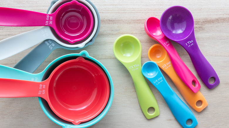 set of measuring cups