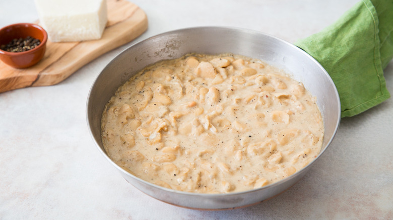 creamy beans served in pan