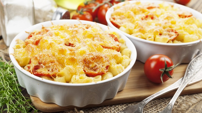 Macaroni and cheese with tomatoes