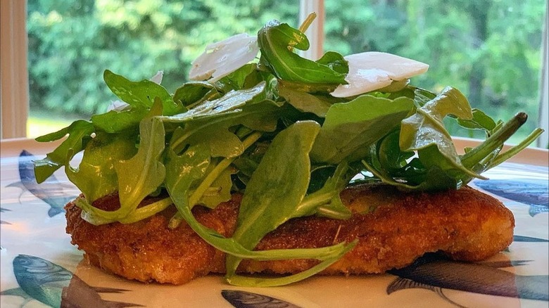 Breaded chicken with arugula