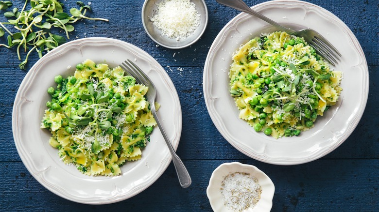 Pasta with pesto and peas