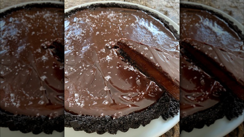 slicing dark chocolate tart