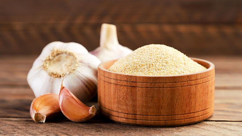 garlic powder next to fresh garlic