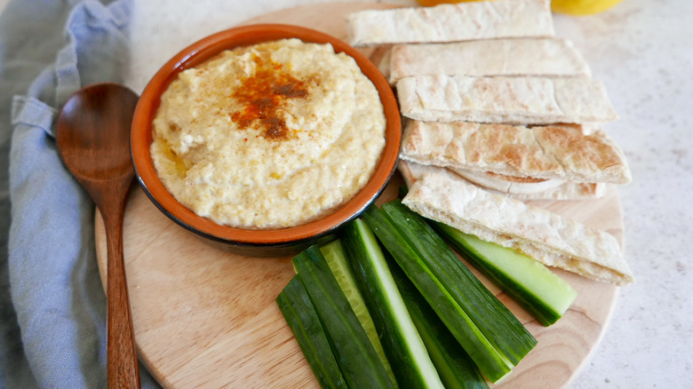 hummus platter and pita chips 