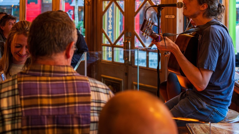 Live music in an Irish pub