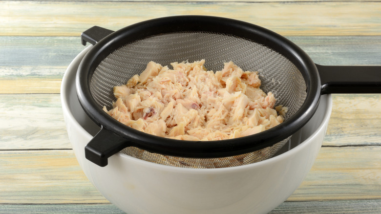 canned tuna rinsed in a strainer and bowl