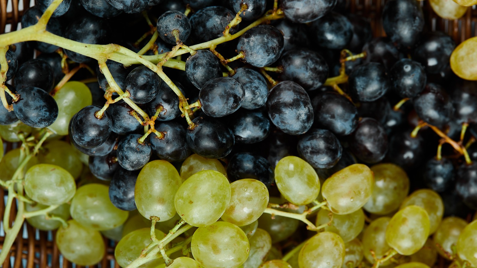 Is It Okay To Eat The White Powder On Grapes 