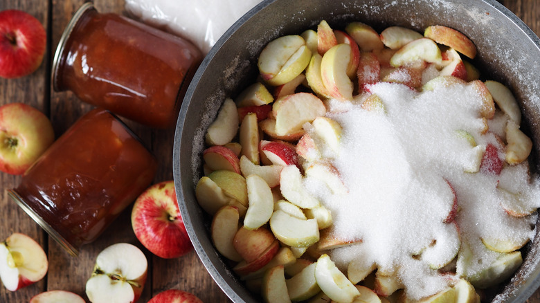 Making apple jam