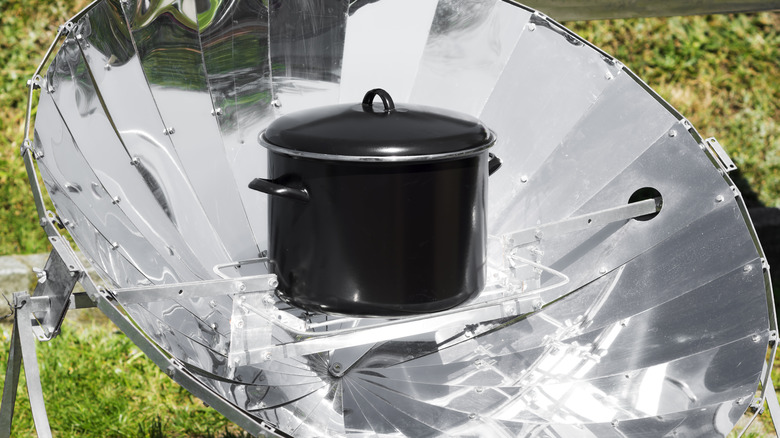 Solar cooker with pot