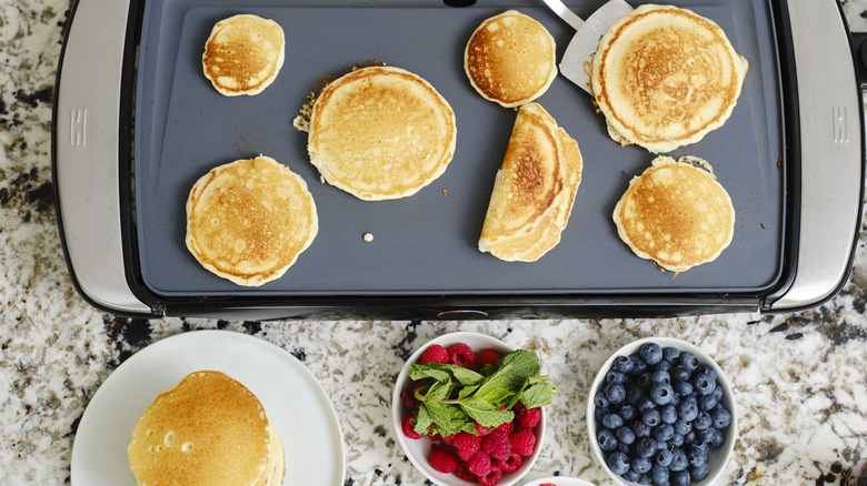 cooking pancakes at home 