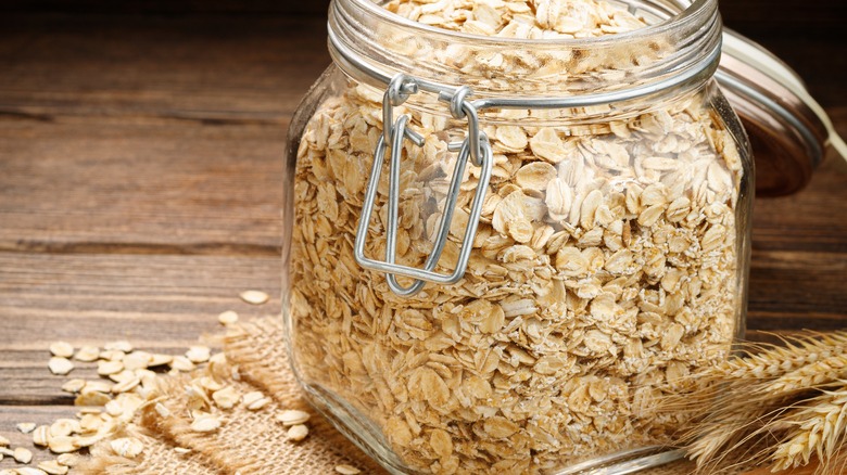 glass jar of uncooked oats