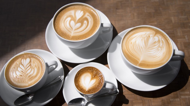 Overview of four different sized ceramic coffee cups