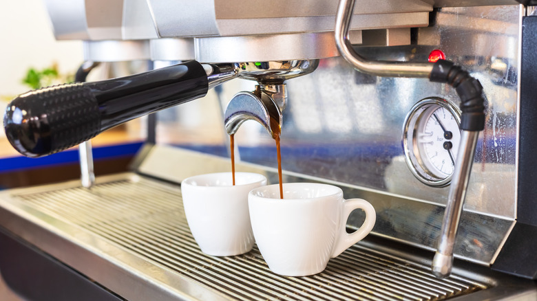 Espresso dispensing from a machine into cups