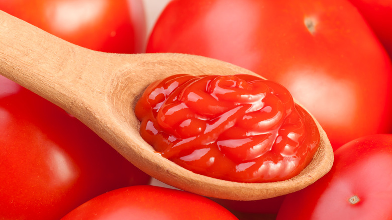 Spoonful of ketchup over tomatoes 