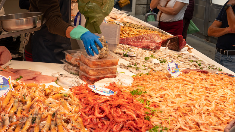 Raw prawns and shrimp market