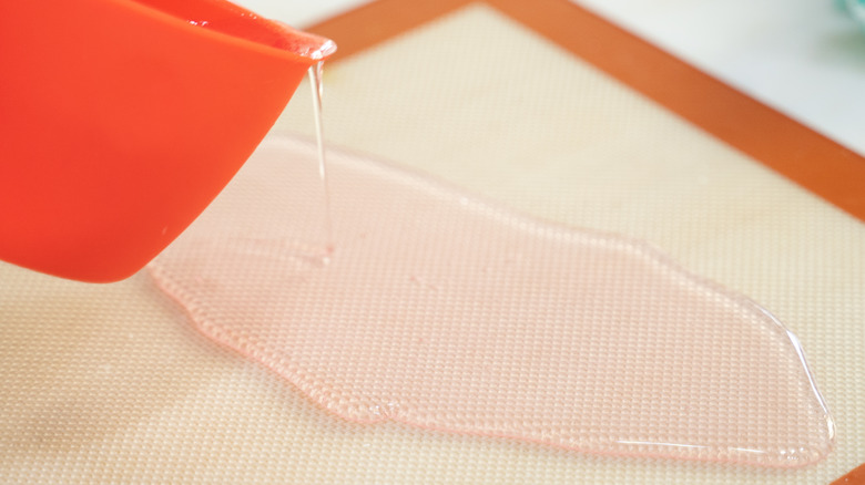 Pouring isomalt on silicon mat