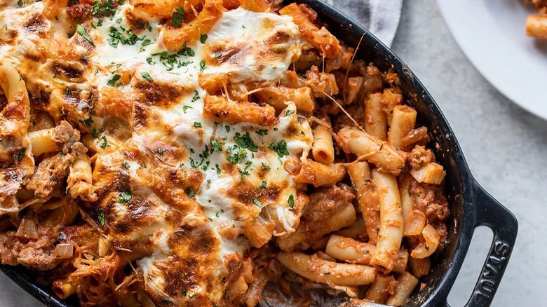 pan of baked ziti