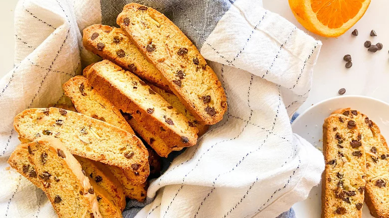 biscotti in basket