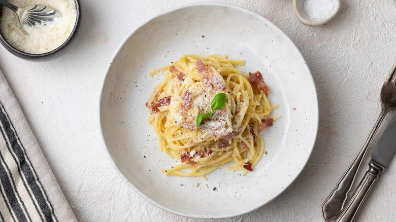 spaghetti carbonara on plate