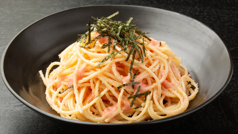 tarako spaghetti in black bowl