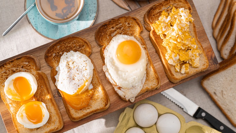 Fried eggs on toast