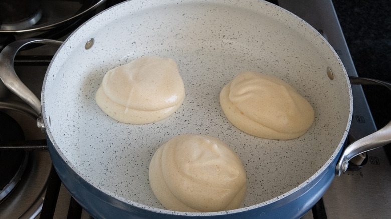 cooking Japanese soufflé pancakes