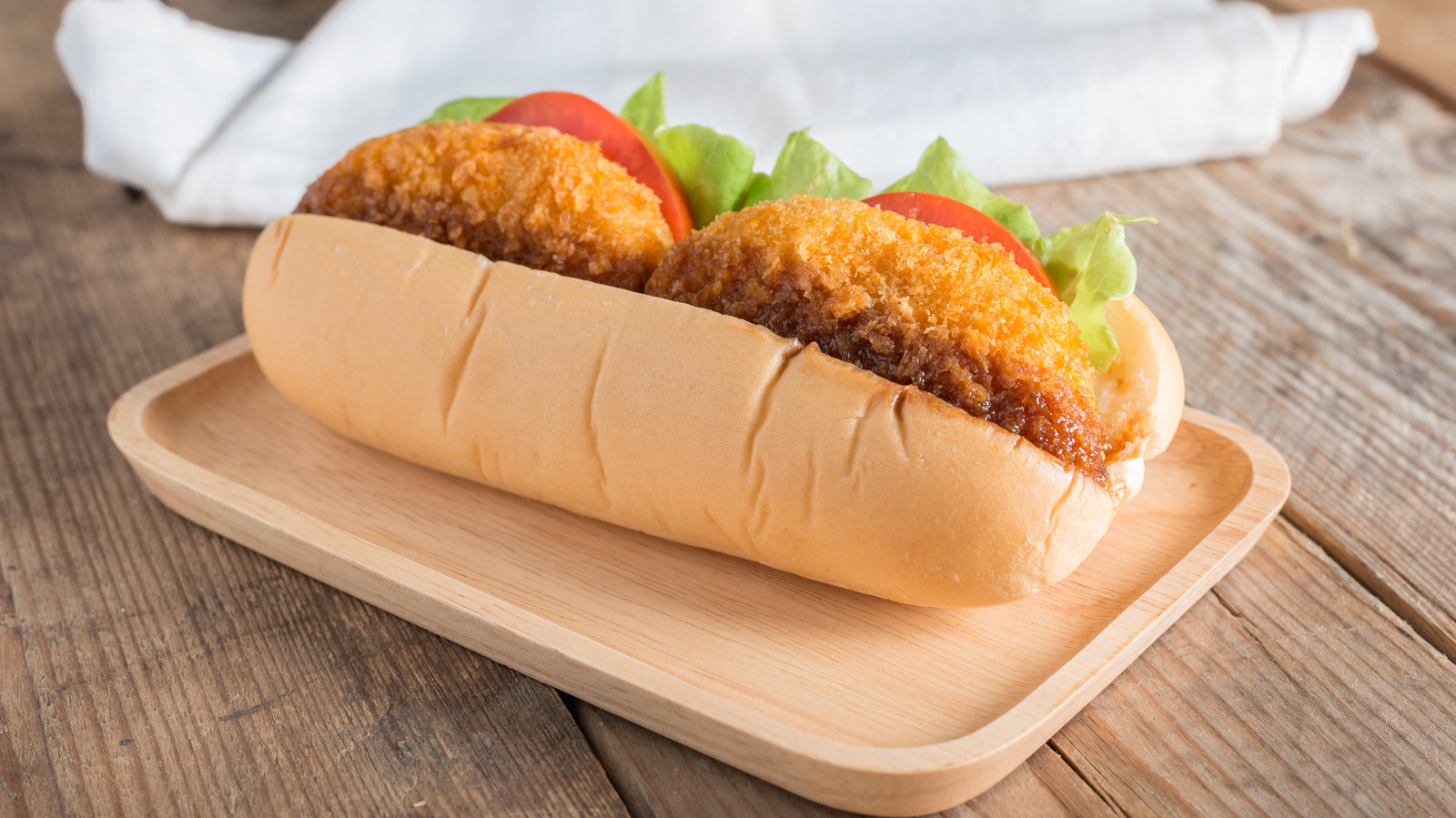 https://www.tastingtable.com/img/gallery/japans-korokke-pan-is-a-mashed-potato-hot-dog-sandwich-hybrid/l-intro-1673555075.jpg
