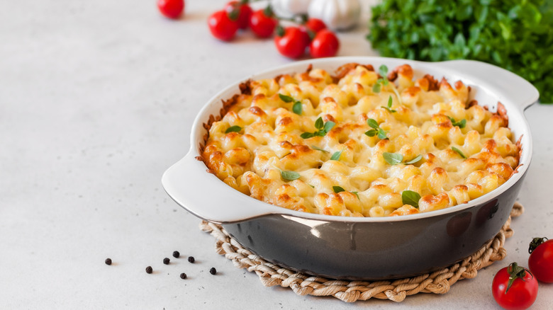 mac and cheese dish