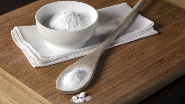 Baking powder in bowl and spoon