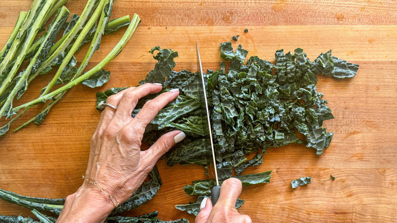 hands cutting kale