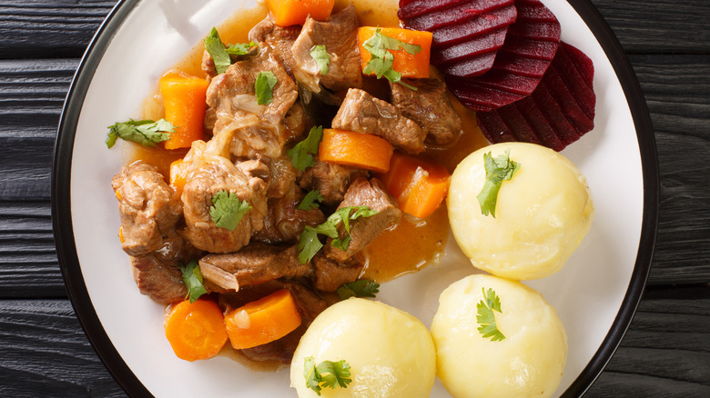Kalops with beets and potatoes 