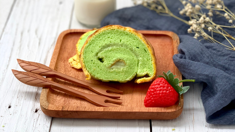 Green Nonya kaya cake roll