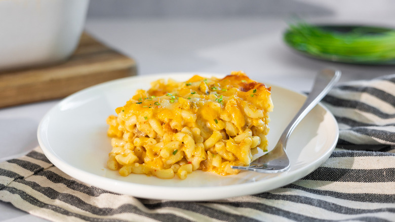 mac and cheese on plate