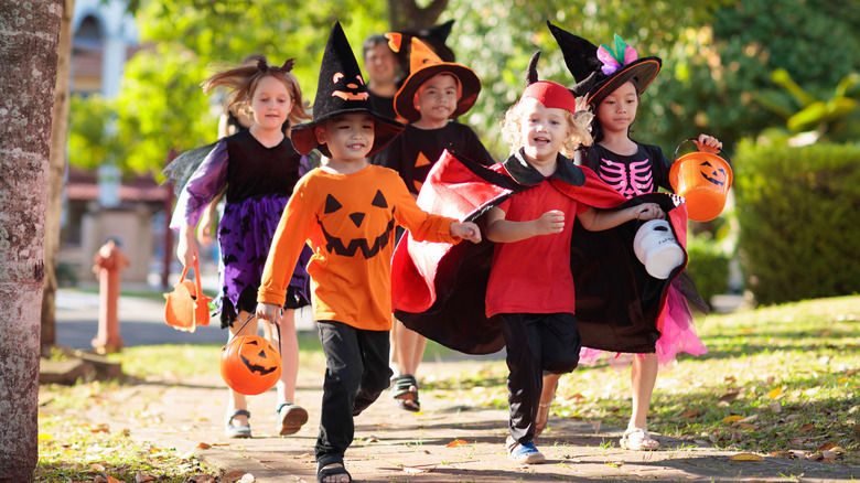 kids trick-or-treating