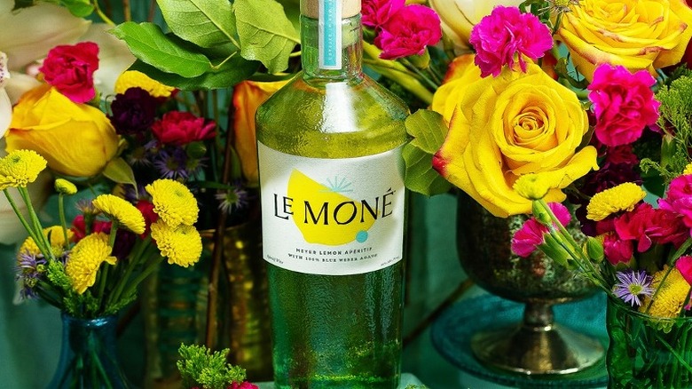 Le Moné and flowers