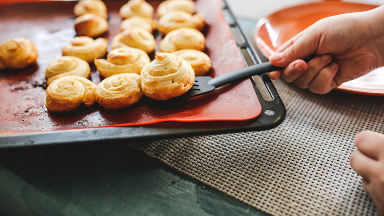 taking rolls off silicone baking mat