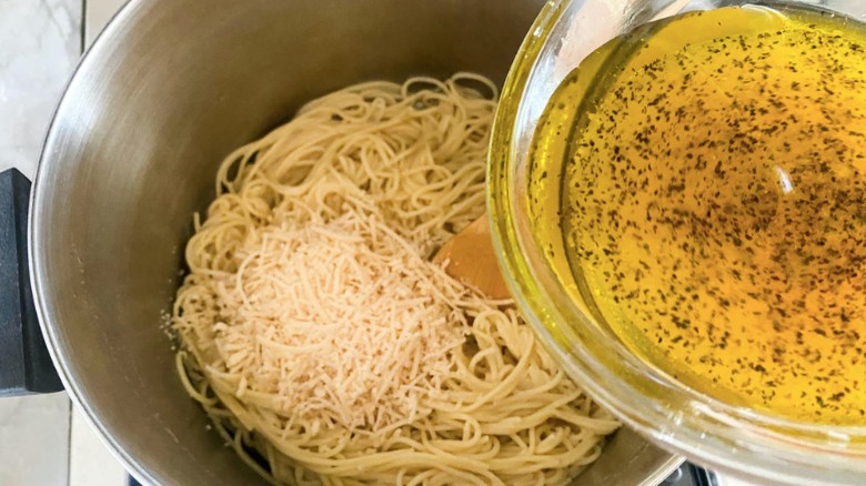 adding lemon dressing to pasta