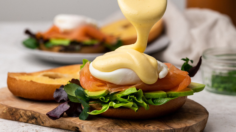 hollandaise sauce with egg, vegetables