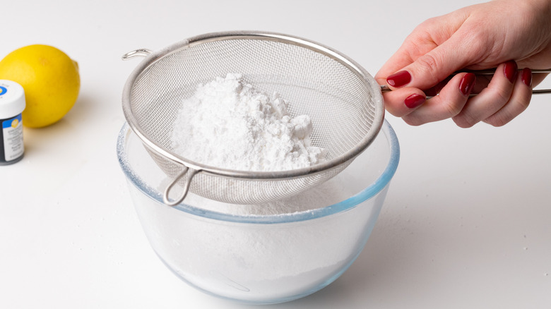 confectioner's sugar in bowl 