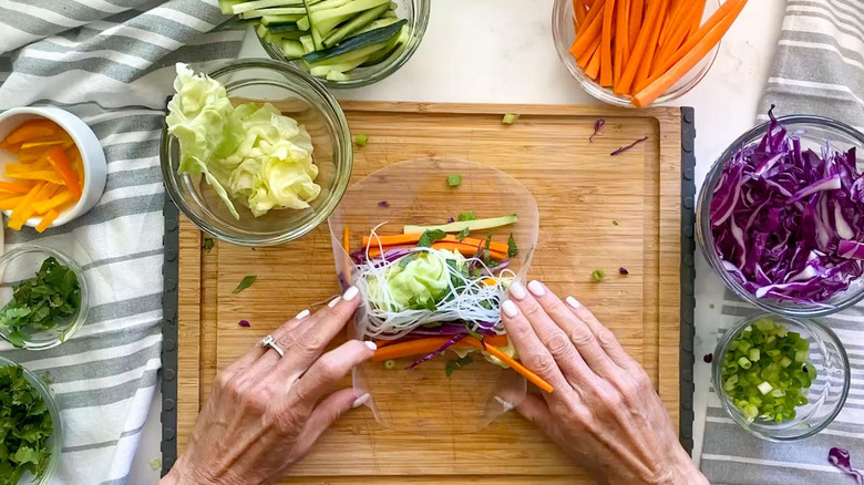 hands rolling spring roll 