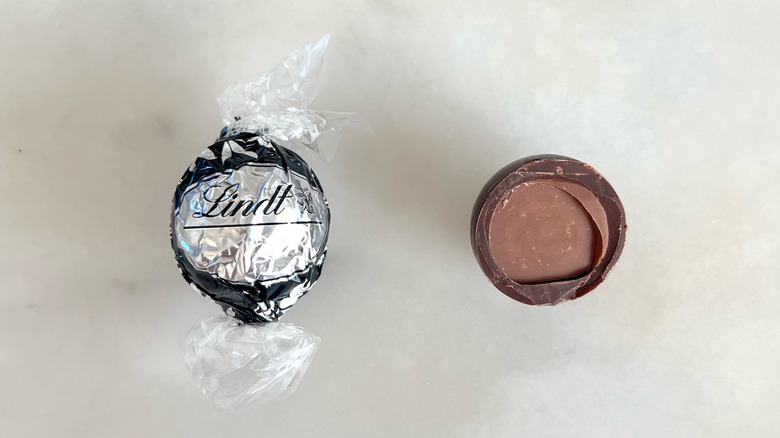 Extra Dark (60%) Lindt Truffle