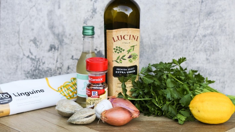 ingredients for linguine with clams